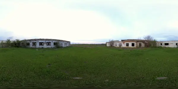 5K 360 Sanal Gerçeklik. Terk edilmiş eski bir çiftlik çiftliğinin kalıntıları.