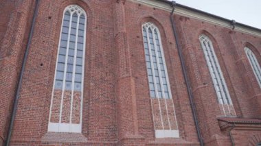 Büyük beyaz pencereli eski tuğla bina