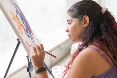 Evde konsantrasyon sükuneti ve refah. Latin, yetişkin, İspanyol yaşam tarzı. Akrilik ve çizimle ilham ve yaratıcılık