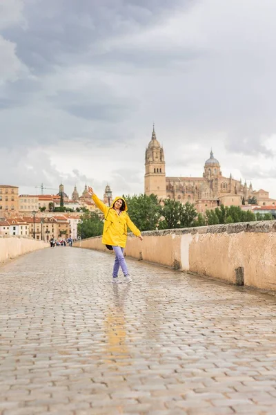 İspanyol dost canlısı ve pozitif bir kadın Camino de Santiago 'da yağmurlu bir sonbahar ya da bahar sezonu geçirir..
