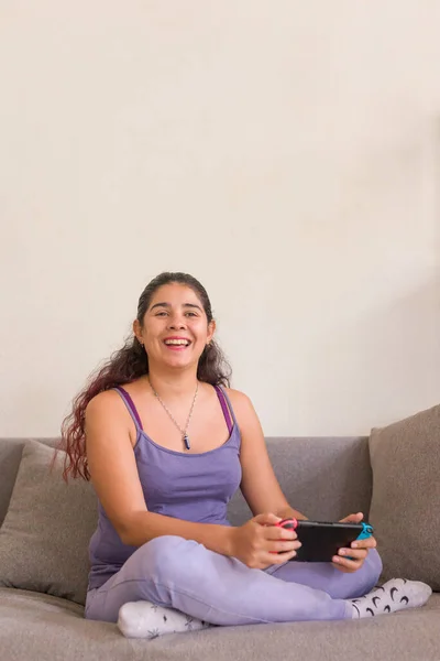 Neşeli Yaşam Tarzı Olan Biri Evde Video Oyunu Oynuyor Eğlence — Stok fotoğraf