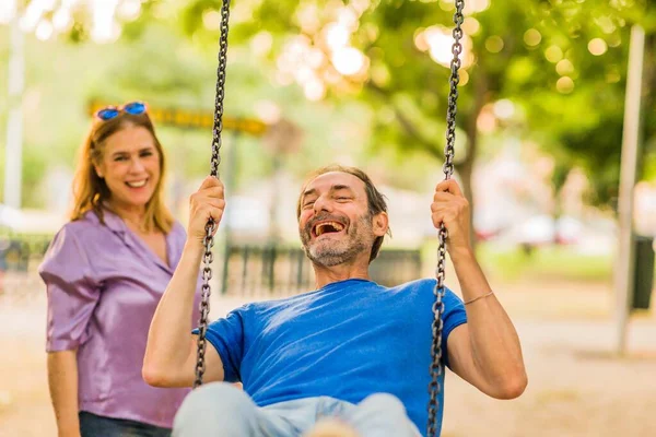 Homem Mulher Amadurecem Casal Juntos Feliz Livre Parque Infantil Amor — Fotografia de Stock