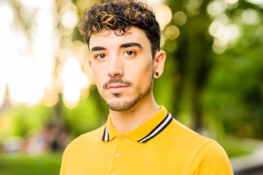 Hispanik adamdan kendini ifade etme gurur portresi, kopyalama alanı ile