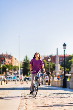 Çevre dostu hareketlilik için açık hava taşımacılığı bisikletçisi. Güney Amerikalı bir kadının eğlence ve eğlencesi.