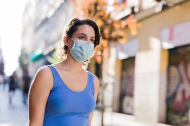 Cerrahi maske koruması, yaya portresi. Kadın alışverişçi