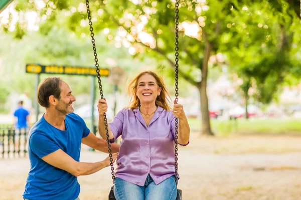Pria Dan Wanita Dewasa Bersama Sama Bahagia Luar Ruangan Taman — Stok Foto