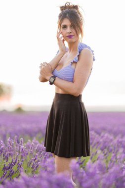 Yaz ya da bahar tatili. Mor kadife çiçekli lavanta tarlasında güzellik mutluluğu