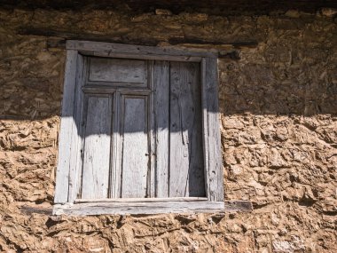 Grunge ve yıpranmış eski ev penceresi. Tecture için antik Avrupa inşaatı