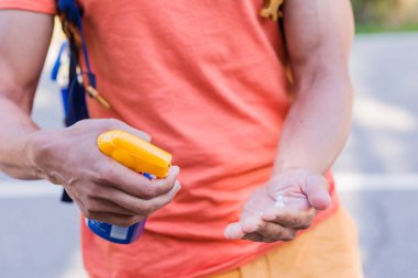 Yaz seyahatlerinde cilt bakımı için güzellik dermatolojisi güneş koruması. Koyu tenli adam 