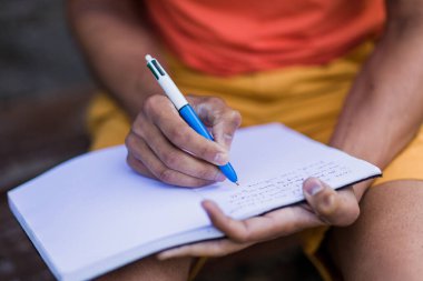 Ortaçağ Avrupa 'sında macera. Seyahat tatili yazmak ve gelecek planları yapmak. 40 'lı yaşların ortasında, gezgin bir adam..