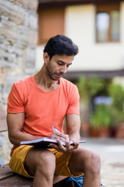 Ortaçağ Avrupa 'sında macera. Seyahat tatili yazmak ve gelecek planları yapmak. 40 'lı yaşların ortasında, gezgin bir adam..