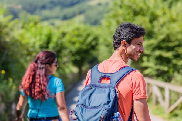 Backpacker Reizigers Paar Vakantie Samen Doen Ecotoerisme Wandelen Het Platteland — Stockfoto