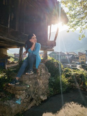 Kuzey İspanya 'nın uzak bir köyünde eski geleneksel kültür mimarisine sahip sakin bir eko-turizm. Avrupa eko-turizmi. Yazın rüya gören yetişkin biri.