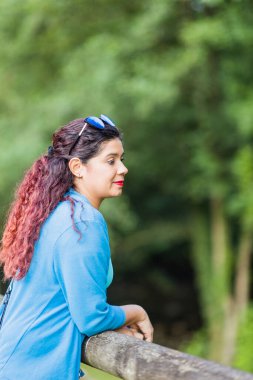 Çevresel boş düşünceler açık havada. İnsanlar yaz boyunca Asturias 'ta Teverga kırsalında gezerler.. 