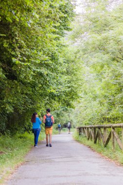 Latin kadın ve Güney Asyalı erkek birlikte doğada. Teverga İspanya 'da turizm yaz merkezi