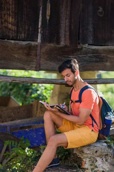 Południowo Azjatycki Podróżnik Siedzący Dziennikiem Cadavedo Asturias Styl Życia Odkryty — Zdjęcie stockowe