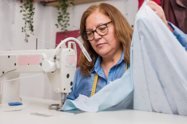 Reifes Chilenisches Porträt Einer Handarbeiterin Aus Der Textilindustrie Stoffe Aus — Stockfoto