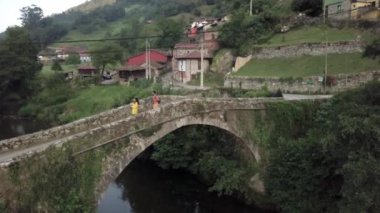 Trubia 'daki Villanueva kırsal bölgesi bir İspanyol yürüyüşçü rüyası. Sırt çantalı, dışarıda bir tatil. Çok ırklı çift turizm yapıyor