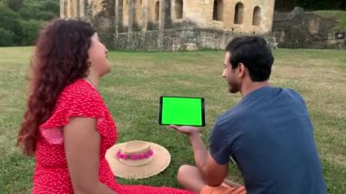 Oviedo Heritage 'da Latin bir kadın ve Hintli bir adamla el kamerasıyla yapılan bir tatil. Krom tuşlu internet iletişim teknolojisi