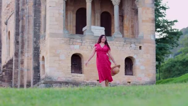 オビエドの前ロマン主義的な教会は ユネスコの歴史的建造物です 正の幸福と陽気な有名な記念碑で観光をやってラテン語の中間の女性 生活者 — ストック動画