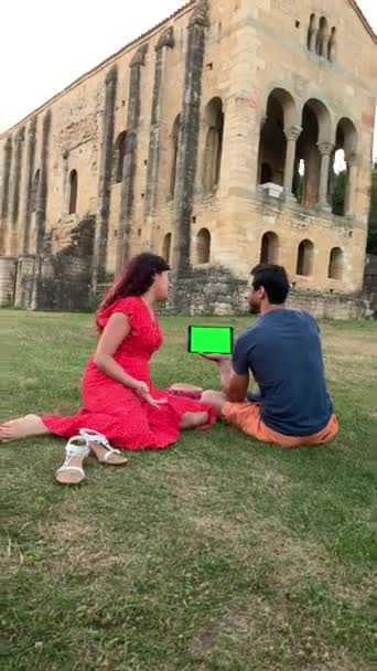 与拉丁女子和印度中年男子在奥维多遗产度假 动作缓慢 具有色键的互联网通信技术垂直视频 — 图库视频影像