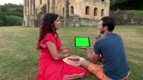 Портативная Замедленная Съемка Латинской Женщиной Индийским Отпуском Овьедо Технология Интернет — стоковое видео