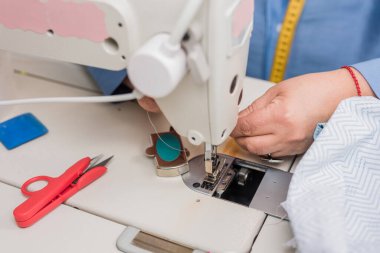 Tekstil endüstrisi kapanıyor. Eko dostu giysi işi kıyafet imalatı için dikiş ekipmanı.
