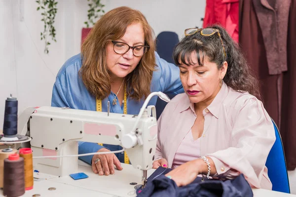 Adulto Pensionista Aprendizaje Costurera Taller Ocupación Para Sostenibilidad Industria Textil —  Fotos de Stock