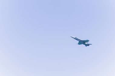 Arka planda fotokopi uzayı olan bir savaş uçağı. Zırhlı savunma NATO çatışması hava süpersonik silahı