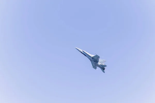 战斗机在天空背景与复制空间 北约冲突空中超音速武器 — 图库照片