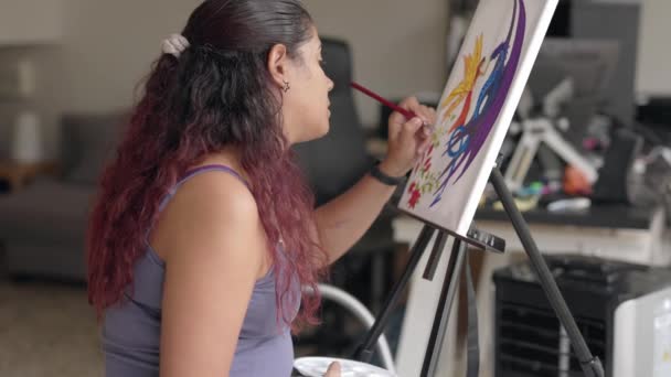 Latino Adulto Donna Pittura Casa Fine Settimana Hobby Artista Facendo — Video Stock
