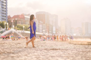 Asturias 'ın İspanyol varış yerleri. Gijon şehri, San Lorenzo sahil denizi. Avrupa 'da turizm yapan orta yaşlı sükunet, özgürlük ve mutluluk kavramı. 