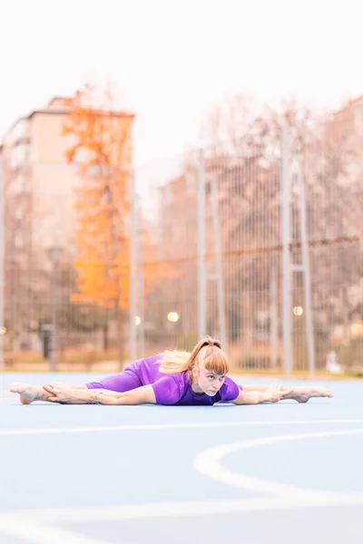 Lichaamsoefening Flexibele Training Buiten Stad Wellness Actieve Volwassen Krachttraining Gymnastiek — Stockfoto