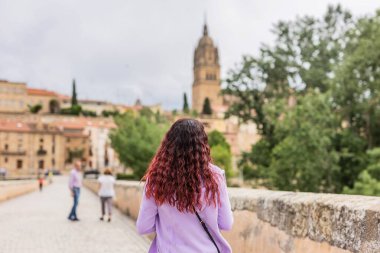 Dışarıda isimsiz biri var. İspanyol eski dünya mirası kasabası. Kastilya 'da yaşam tarzı antik şehir ve Leon' la birlikte.