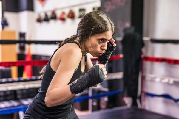Zelfverdediging Mma Kickboxing Ring Sportvrouw Met Vastberadenheid Vertrouwen Uit Werken — Stockfoto