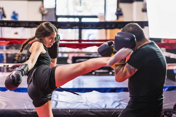 Fighter Workout Entschlossenheit Selbstvertrauen Und Motivation Praktizierende Martial Arts Kick — Stockfoto