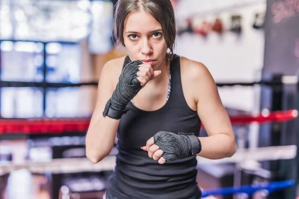 Zelfverdediging Mma Kickboxing Ring Sportvrouw Met Vastberadenheid Vertrouwen Uit Werken — Stockfoto