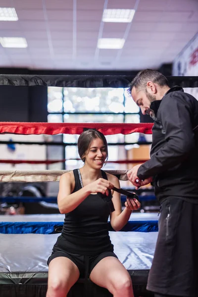 Martial Arts Zelfverdediging Manager Helpen Een Kickboksen Bokser Vechter Beschermende — Stockfoto