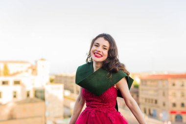 Başarı ve başarı lisans diploması. Salamanca Kampüsü 'nde uzun elbiseli ve mezuniyet şortlu mutluluk portresi. Avrupa 'da bir kişi, İspanya 