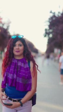 Madrid İspanya seyahati. Orta Latin sırt çantalı kadın sosyal medya blogu için bir aletle yürüyor. Çekim yavaş çekimde dengeleniyor