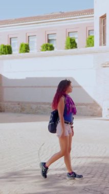 Madrid 'de turizm, İspanyol UNESCO ortaçağ kasabası. İnsanlar dikey olarak tatildeler. 