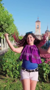 Madrid 'de turizm, İspanyol UNESCO ortaçağ kasabası. İnsanlar dikey olarak tatildeler. 