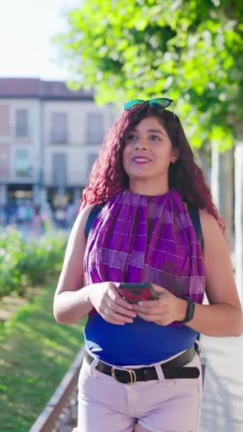 Madrid Espanha Viagem Mochileiro Latino Médio Feminino Caminhando Com Gadget — Vídeo de Stock