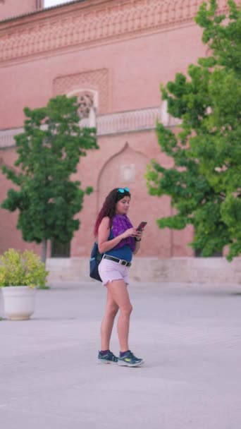 マドリード スペイン旅行 ソーシャルメディアブログのためのガジェットで歩く中ラテン バックパッカーの女性 ジンバルによるショットスローモーションの確立 — ストック動画