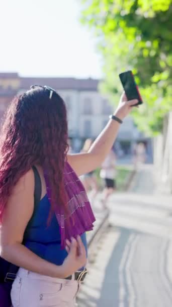 马德里西班牙之旅 中世纪拉丁背包客女性带着小玩意走在社交媒体博客上 用千斤顶建立射击慢动作 — 图库视频影像