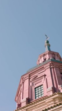 Katedral de los Santos Justo y Pastor, UNESCO İspanya mimarisi. Antik Katolik din mirası. Hikayeler için yavaş çekim dikey yönelimi titreşim oluşturma çekimi.