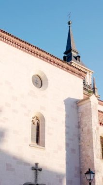Katedral de los Santos Justo y Pastor, UNESCO İspanya mimarisi. Antik Katolik din mirası. Hikayeler için yavaş çekim dikey yönelimi titreşim oluşturma çekimi.