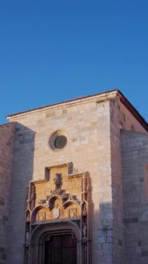 Katedral de los Santos Justo y Pastor, UNESCO İspanya mimarisi. Antik Katolik din mirası. Hikayeler için yavaş çekim dikey yönelimi titreşim oluşturma çekimi.