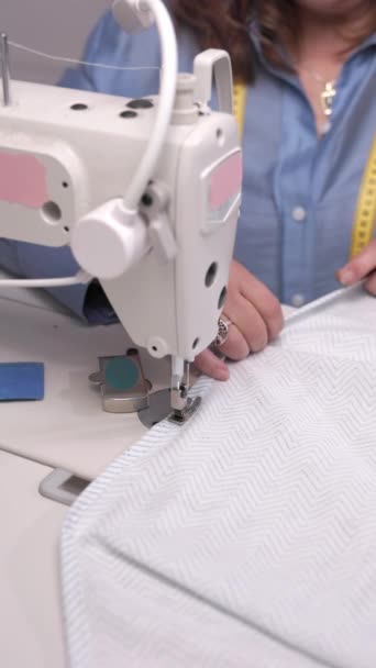Текстильная Промышленность Закрывается Экологичная Одежда Занятие Швейное Оборудование Производства Одежды — стоковое видео