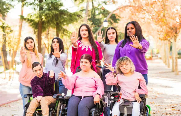 Kobieta Wieloetniczna Grupa Niepełnosprawnymi Kobietami Wsparcie Bractwem Integracji Społecznej Przeciwko Zdjęcia Stockowe bez tantiem
